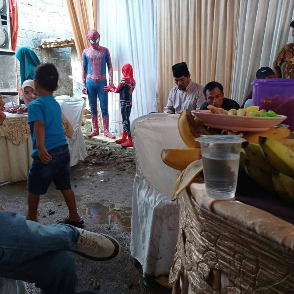 Potret kocak orang ke undangan pakai kostum nyeleneh ini bakal bikin kamu geleng-geleng kepala